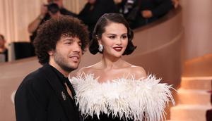 Selena Gomez dan Benny Blanco  di Golden Globes 2026. (Michael Tran / AFP)