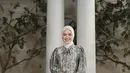 Bisa juga mengenakan baju lebaran model dress ruffle dengan bagian atasan bermotif, semakin menarik dengan kerah pita seperti yang dikenakan Cut Syifa. Cukup padukan dress hijau tersebut dengan kerudung putih. [@cutsyifaa]