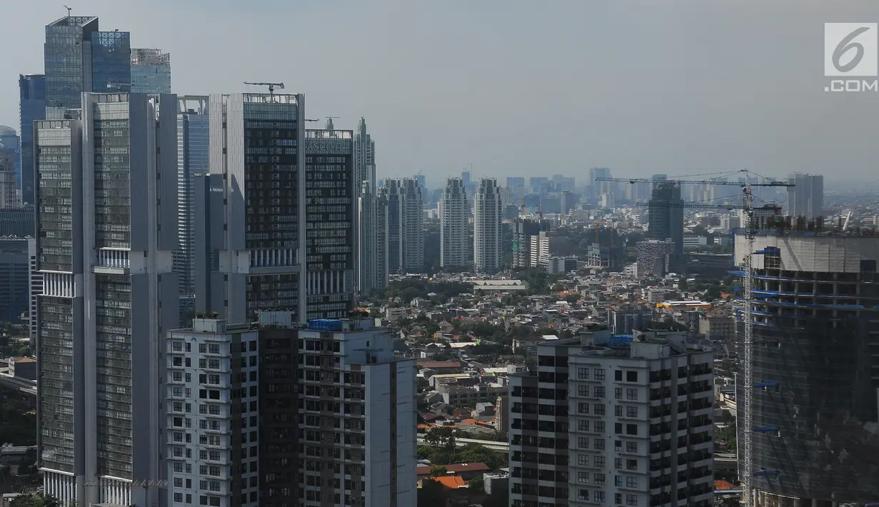 Suasana pertumbuhan gedung bertingkat dan pemukiman padat penduduk di kawasan Jakarta, Kamis (2/5/2019). The Skyscraper Center mencatat pertumbuhan gedung tinggi di ibu kota terus meningkat dengan jumlah saat ini mencapai 382 gedung. (Liputan6.com/Angga Yuniar)