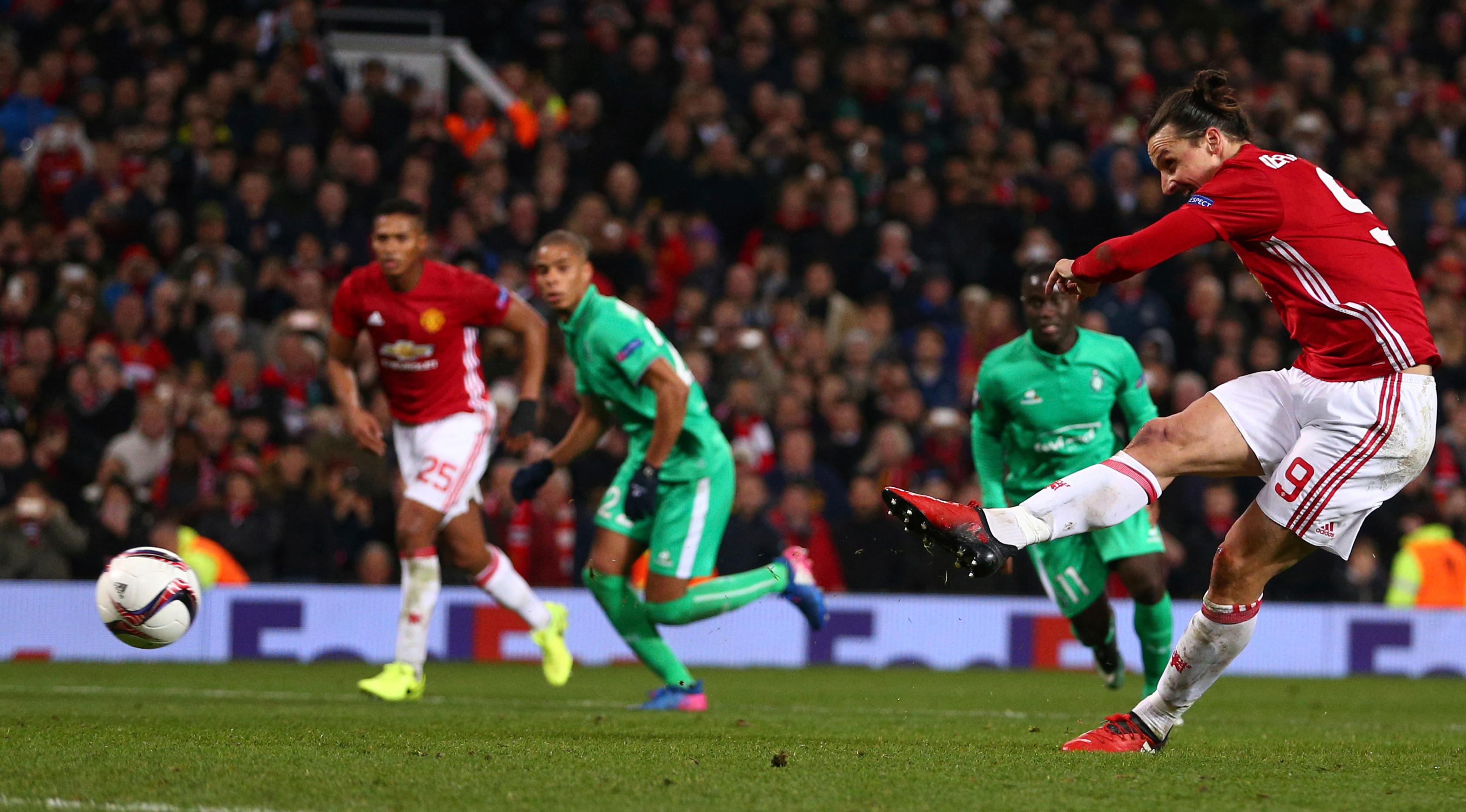 Aksi Zlatan Ibrahimovic saat mengeksekusi tendangan penalti saat bertanding melawan Saint-Etienne dalam laga Liga Eropa di Olad Trafford, Inggris, (16/2). MU menang telak atas Saint-Etienne 3-0. (AP Photo / Dave Thompson)