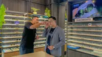 CEO & Co-Founder Rey Evan Wijaya Tanotogono (kanan) bersama Co-Founder SATURDAYS Rama Suparta (kiri) mencoba kacamata di salah satu store SATURDAYS di Jakarta. Member baru (nasabah Rey) bisa mewujudkan kebutuhan perlindungan kesehatan mata melalui kacamata lokal berkualitas, SATURDAYS. (Liputan6.com/HO)