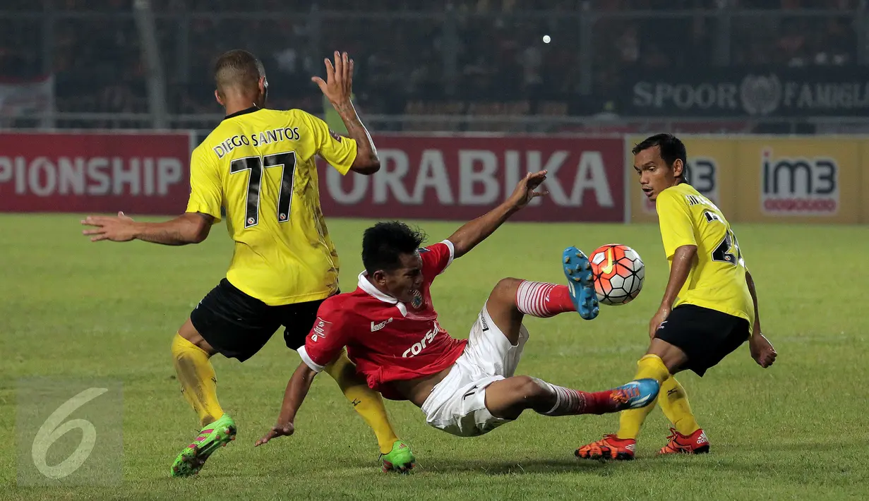Penyerang Persija, Ambrizal Umanailo (tengah) terjatuh saat melewati dua pemain Semen Padang di laga Torabika Soccer Championship presented by IM3 Ooredoo di Stadion GBK, Jakarta, Minggu (8/5/2016). Persija unggul 1-0. (Liputan6.com/Helmi Fithriansyah)