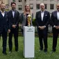 (Dari kiri) Presiden Sepak Bola Kanada Nick Bontis, Presiden Federasi Sepak Bola Meksiko Yon de Luisa Plazas, Presiden Sepak Bola AS Cindy Parlow Cone, Presiden FIFA Gianni Infantino, dan Presiden CONCACAF Victor Montagliani berpose dengan trofi Piala Dunia dalam sebuah acara di New York setelah pengumuman Piala Dunia 2026, pada 16 Juni 2022. (Yuki IWAMURA / AFP)