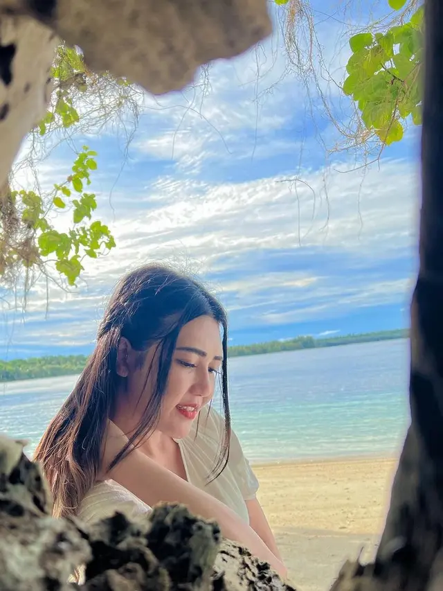 Liburan Romantis Via Vallen dan Chevra Yolandi di Papua, Kunjungi Pantai Pasir Putih hingga Telaga Biru