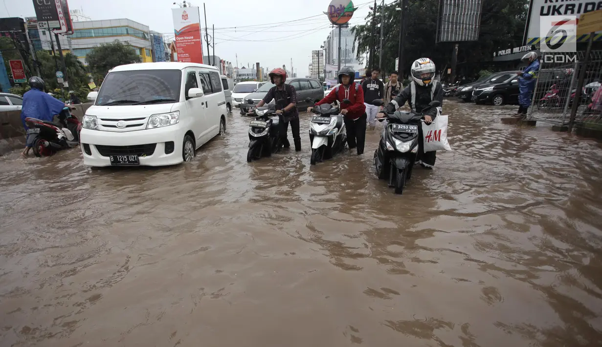 Puluhan motor mogok saat melintasi banjir di Jalan Boulevard Barat Raya, Kelapa Gading, Jakarta, Kamis (15/2). Hujan lebat yang mengguyur Jakarta sejak pagi hingga sore hari mengakibatkan sejumlah wilayah terendam banjir. (Liputan6.com/Arya Manggala)