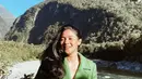 Penampilan Naysila dibalut long coat hijau membuatnya tampak menyatu dengan alam di pegunungan New Zealand. [@naymirdad]