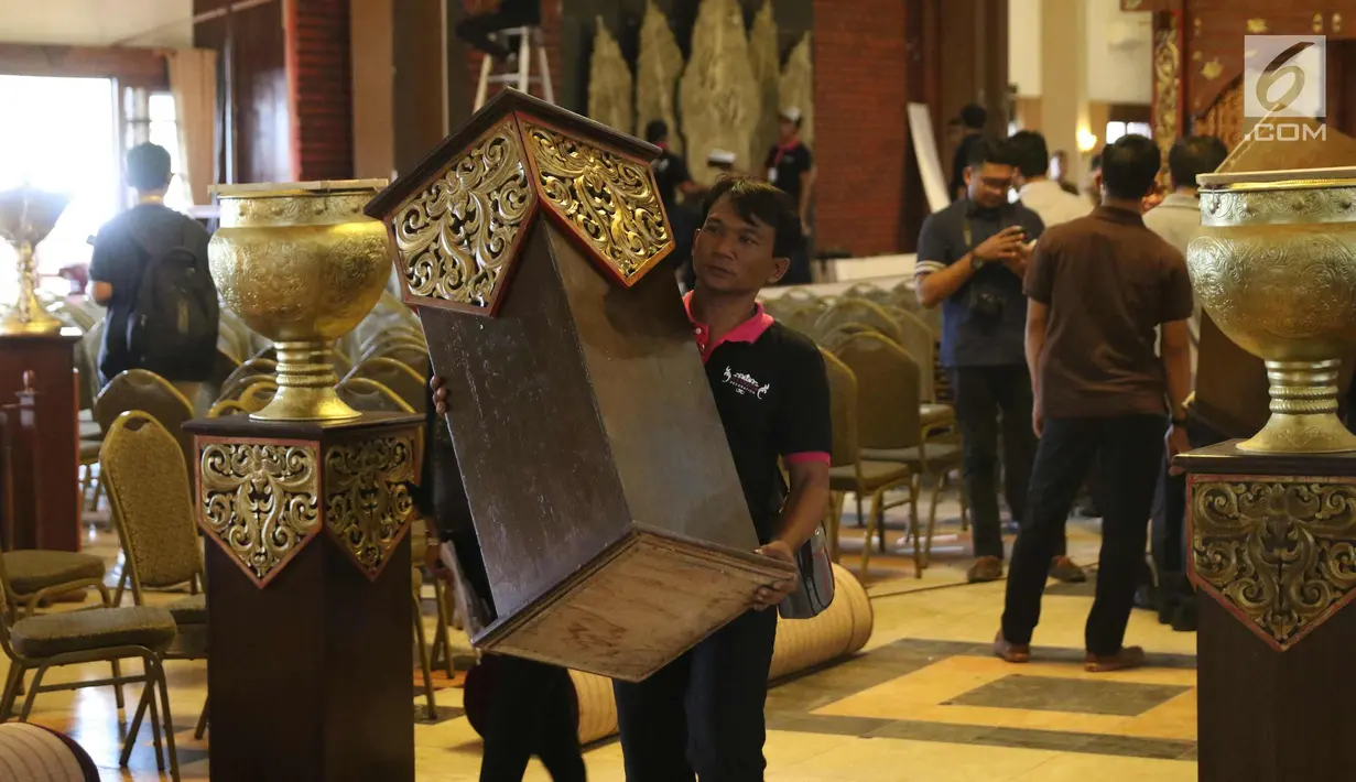 Pekerja tengah mempersiapkan gedung pernikahan Putri Presiden Joko Widodo Kahiyang Ayu dan Bobby Nasution di Graha Saba, Solo, Senin (6/11). Pernikahan anak presiden tersebut akan berlangsung pada Rabu (8/11) esok. (Liputan6.com/Angga Yuniar)