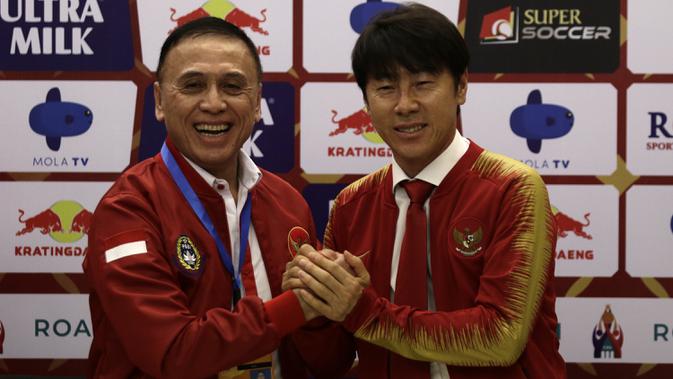 Pelatih baru Timnas Indonesia, Shin Tae-yong, bersama Muhammad Iriawan saat diperkenalkan kepada publik pada jumpa pers di Stadion Pakansari, Bogor, Sabtu (28/12). Dirinya dikontrak selama empat tahun oleh PSSI. (Bola.com/Vitalis Yogi Trisna)