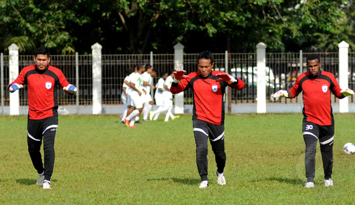 Tiga penjaga gawang Persipura Jayapura, Dede Sulaiman, Ferdiansyah, dan Eunike Pahabol (kiri ke kanan) berlatih secara terpisah di Lapangan C Senayan, Jakarta, Senin (16/2/2015). (Liputan6.com/Helmi Fithriansyah)