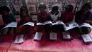 Anak-anak pengungsi Rohingya mengikuti kegiatan belajar di sebuah sekolah darurat di kamp pengungsian di Teknaf, Bangladesh, 8 Oktober 2017. Sekelompok relawan mendirikan sekolah dan zona khusus untuk membantu bocah-bocah tersebut. (MUNIR UZ ZAMAN / AFP)