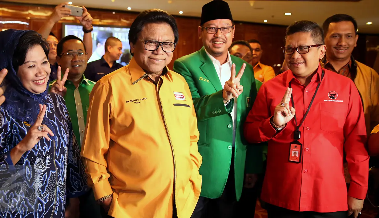 Ketua Umum DPP Hanura Oesman Sapta Odang (kedua kiri) bersama sejumlah petinggi partai-partai pendukung Ahok-Djarot jelang menggelar konferensi pers usai mengadakan pertemuan di Jakarta, Selasa (7/3). (Liputan6.com/Johan Tallo)
