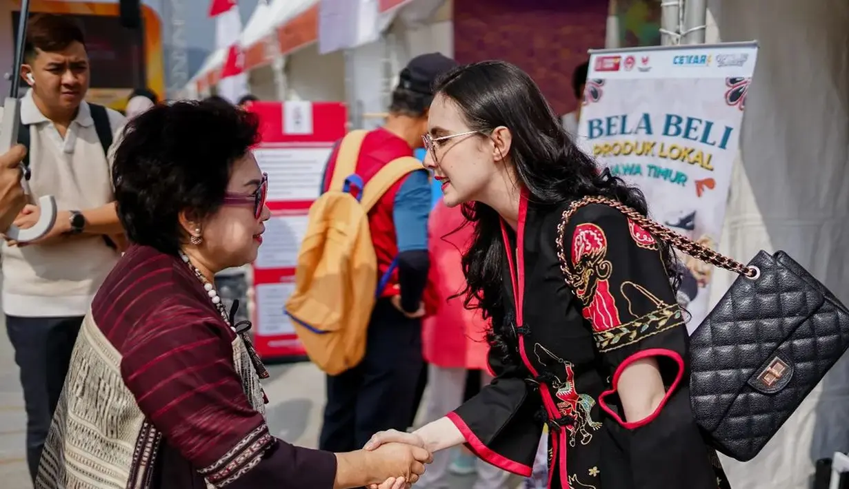 Batik yang dikenakannya memiliki desain simple dengan cutout di bagian siku. [@arumibachsin_94]