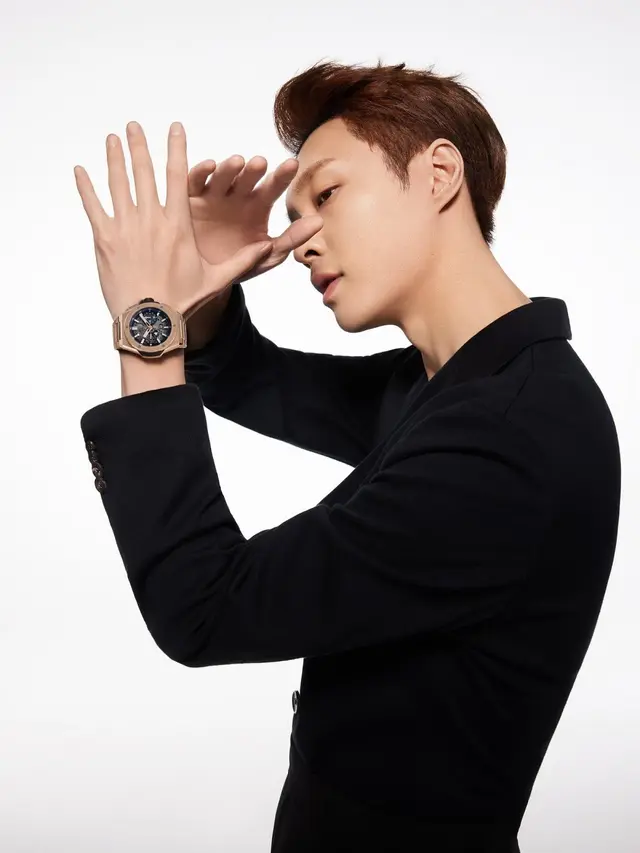 Potret Lay EXO yang Resmi Jadi Brand Ambassador Merek Jam Tangan Mewah Swiss Hublot