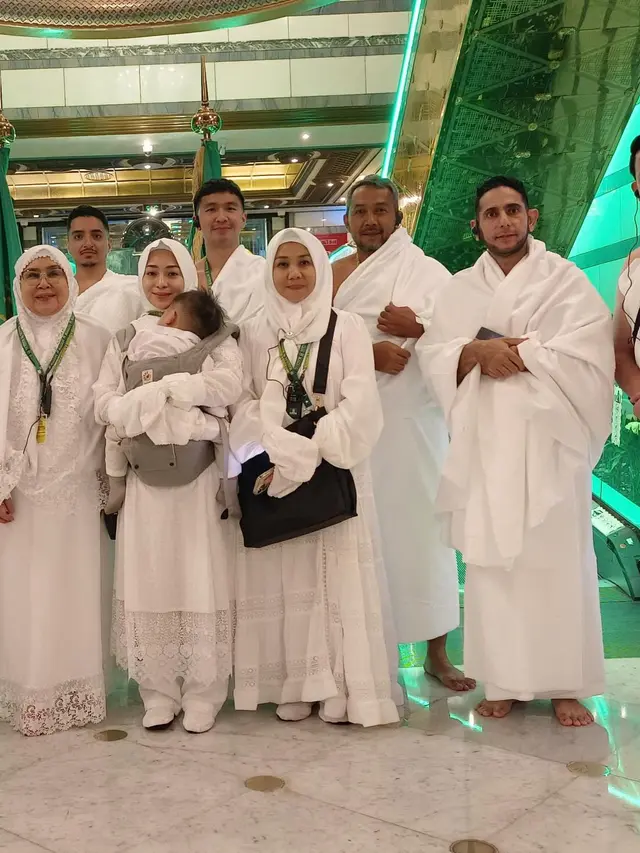 7 Potret Nikita Willy Jalani Umrah Bareng Keluarga Besar, Sosok Baby Izz Menggemaskan