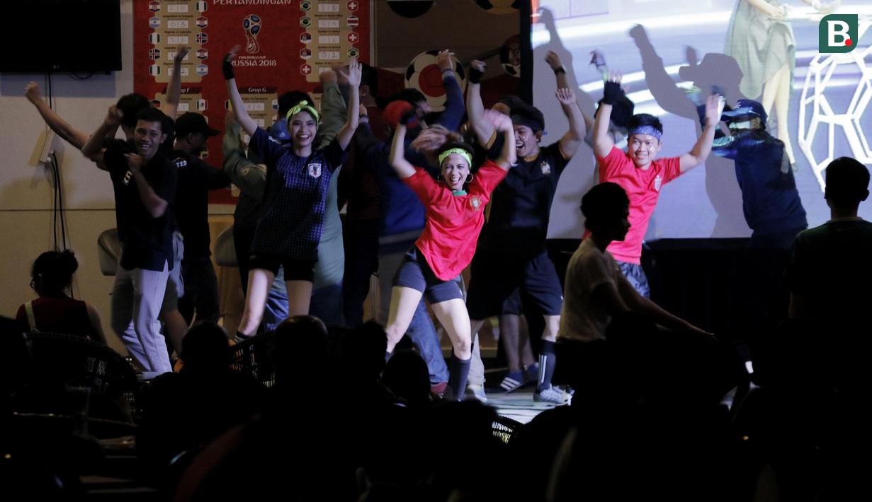 Penari menghibur pengunjung saat nobar final Piala Dunia di Hotel Novotel, Tangerang, Minggu, (15/6/2018). Prancis menjadi juara Piala Dunia 2018 usai mengalahkan Kroasia 4-2. (Bola.com/M Iqbal Ichsan)