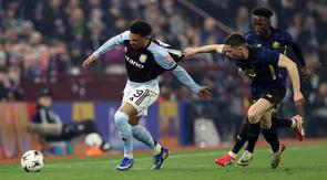 Bek Prancis Lille bernomor punggung 15, Romain Perraud, menarik baju bek Inggris Aston Villa bernomor punggung 19, Jadon Sancho, selama pertandingan leg kedua babak 16 besar Liga Europa UEFA antara Aston Villa dan Lille LOSC di Villa Park di Birmingham, Inggris tengah pada 20 Maret 2026. (Darren Staples/AFP)