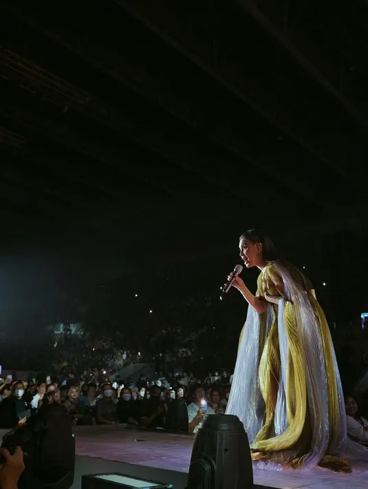 Iris Van Herpen menjadi desainer internasional merancang gaun untuk Met Gala 2022 dan Festival Film Cannes 2022. Gaun yang dirancang Iris memiliki konsep yang merepresentasikan kecantikan Rossa yang awet muda. (instagram/itsrossa910)
