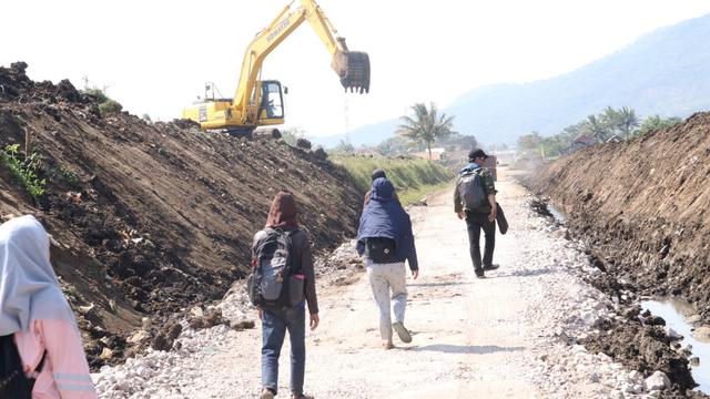 Seniman Himpunan Sastrawan Dramawan Garut (Hisdraga) nampak menikmati perjalanan pagi menyusuri jalur reaktivasi kereta Garut Kota-Cibatu