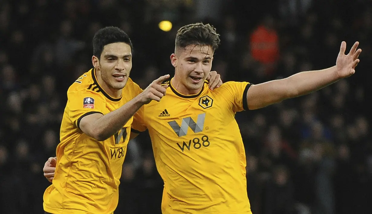Pemain Wolverhampton Wanderers, Raul Jimenez dan Leander Dendoncker melakukan selebrasi usai mencetak gol ke gawang Liverpool pada laga Piala FA di Stadion Molineux, Senin (7/1). Liverpool takluk 1-2 dari Wolverhampton Wanderers. (AP/Rui Vieira)