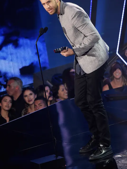 Sebuah kabar telah menyebutkan bahwa, kini Calvin Harris sangat membenci Taylor Swift dan mendukung Kimye. Di akun sosial media, Calvin Harris mengunggah video yang tengah asyik menyanyikan lagu Famous milik Kanye. (AFP/Bintang.com)