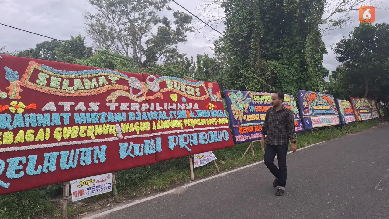 Ucapan ratusan karangan bunga dari sejumlah relawan dan masyarakat Lampung untuk Paslon gubernur dan wakil gubernur Lampung, Mirza-Jihan. Foto: (Liputan6.com/Ardi).