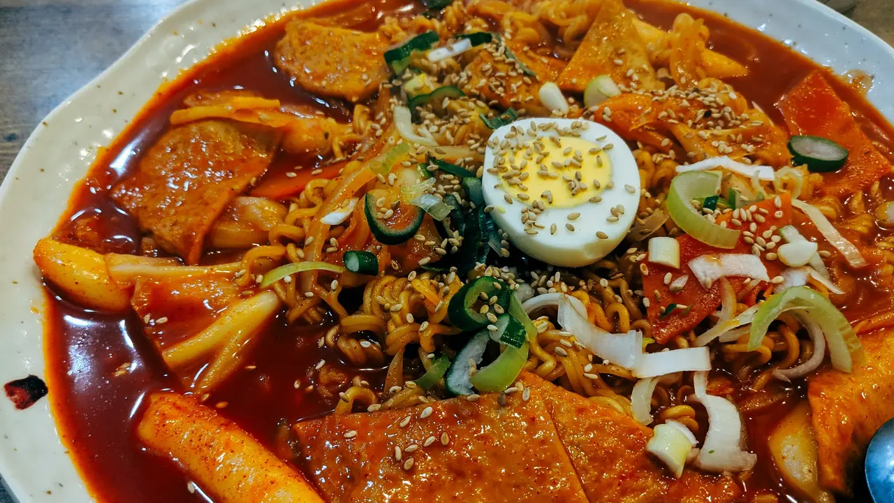 Ilustrasi Tteokbokki Pedas Korea