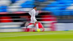 Pemain Real Madrid Eder Militao berlari dengan bola saat melawan Sevilla pada pertandingan La Liga Spanyol di Alfredo di Stefano Stadium, Madrid, Spanyol, Minggu (9/5/2021). (AP Photo/Manu Fernandez)