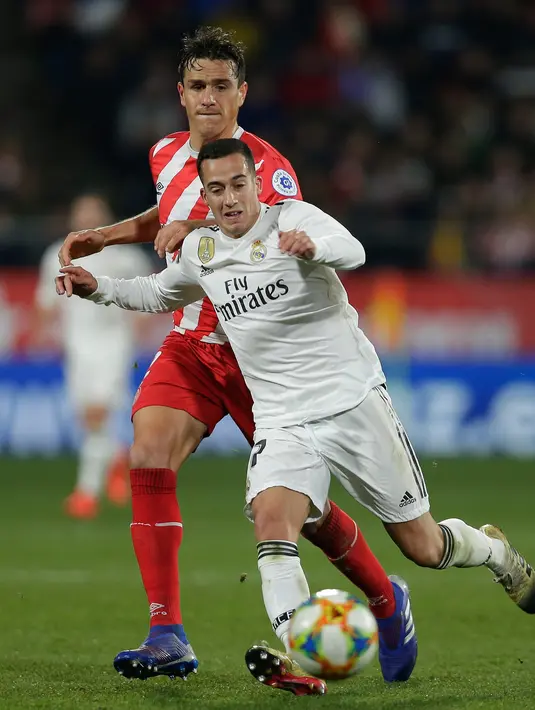 Duel pemain Real Madrid, Lucas Vazquez dan pemain Girona, Bernardo Espinosa pada leg kedua perempat final Copa del Rey di Stadion Municipal de Montilivi, Kamis (31/1). Real Madrid melangkah ke semifinal Copa del Rey  dengan skor 3-1. (AP/Manu Fernandez)