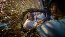 Seorang peserta memainkan kesenian tradisional tari Naga Api Tai Hang di Hong Kong (3/10). Awalnya tarian naga ini dilakukan untuk mencegah nasib buruk yang melanda desa mereka. (AFP Photo/Anthony Wallace)