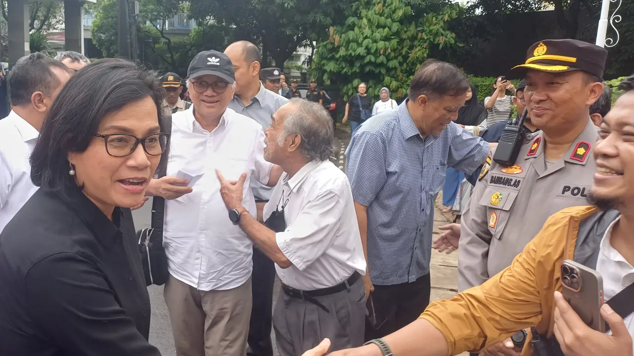 Menteri Keuangan Sri Mulyani Indrawati menggunakan hak pilihnya dalam sesi pencoblosan Pemilu 2024 di TPS 73 Bintaro Sektor 3A, Kelurahan Pondok Karya, Kecamatan Pondok Aren, Kota Tangerang Selatan.