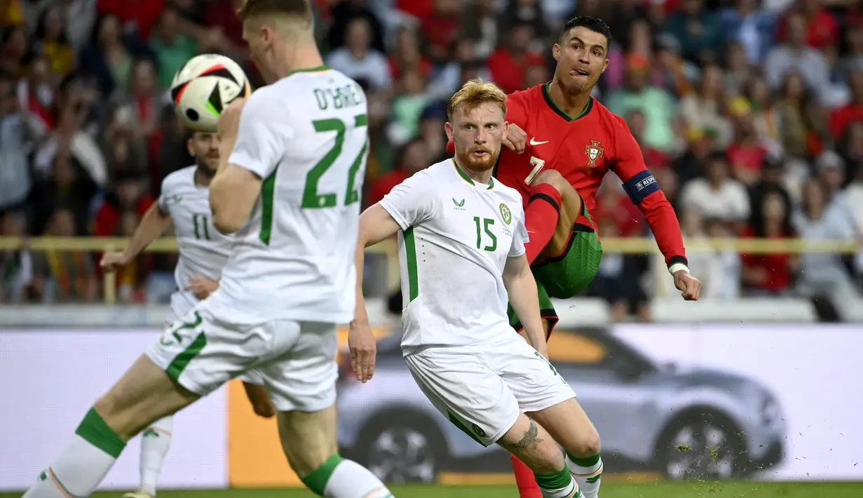 Cristiano Ronaldo mencetak gol spektakuler di menit ke-50, lalu menambah satu gol lagi di menit ke-60 dengan mengonversi assist Diogo Jota. (MIGUEL RIOPA / AFP)