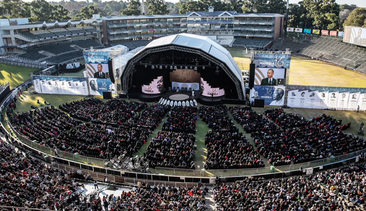 Penonton mendengarkan mantan presiden AS Barack Obama berbicara dalam Kuliah Tahunan Nelson Mandela ke-16 di Wanderers Stadium, Johannesburg, Afrika Selatan, Selasa (17/7). Acara ini dihadiri sekitar 15 ribu orang. (GIANLUIGI GUERCIA/AFP)