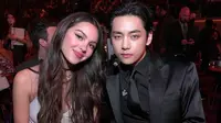 V BTS menatap Olivia dan membisikkan sesuatu. Ada apa? (Foto: @recordingacademy)