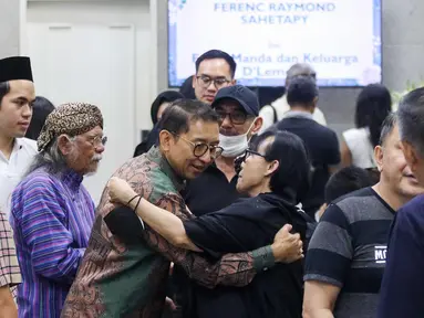 Menteri Kebudayaan Republik Indonesia, Fadli Zon (kiri tengah) saat melayat mendiang Ray Sahetapy di Rumah Duka Sentosa Rumah Sakit Pusat Angkatan Darat (RSPAD), Jakarta, Rabu (2/4/2025). (Liputan6.com/Herman Zakharia)