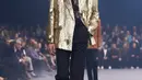 Panggung Valentino SS26 benar-benar tampak berpendar. Michele menghadirkan perpaduan busana pria dan wanita dalam satu garis cerita yang penuh eksperimen.  [Dok/Valentino].