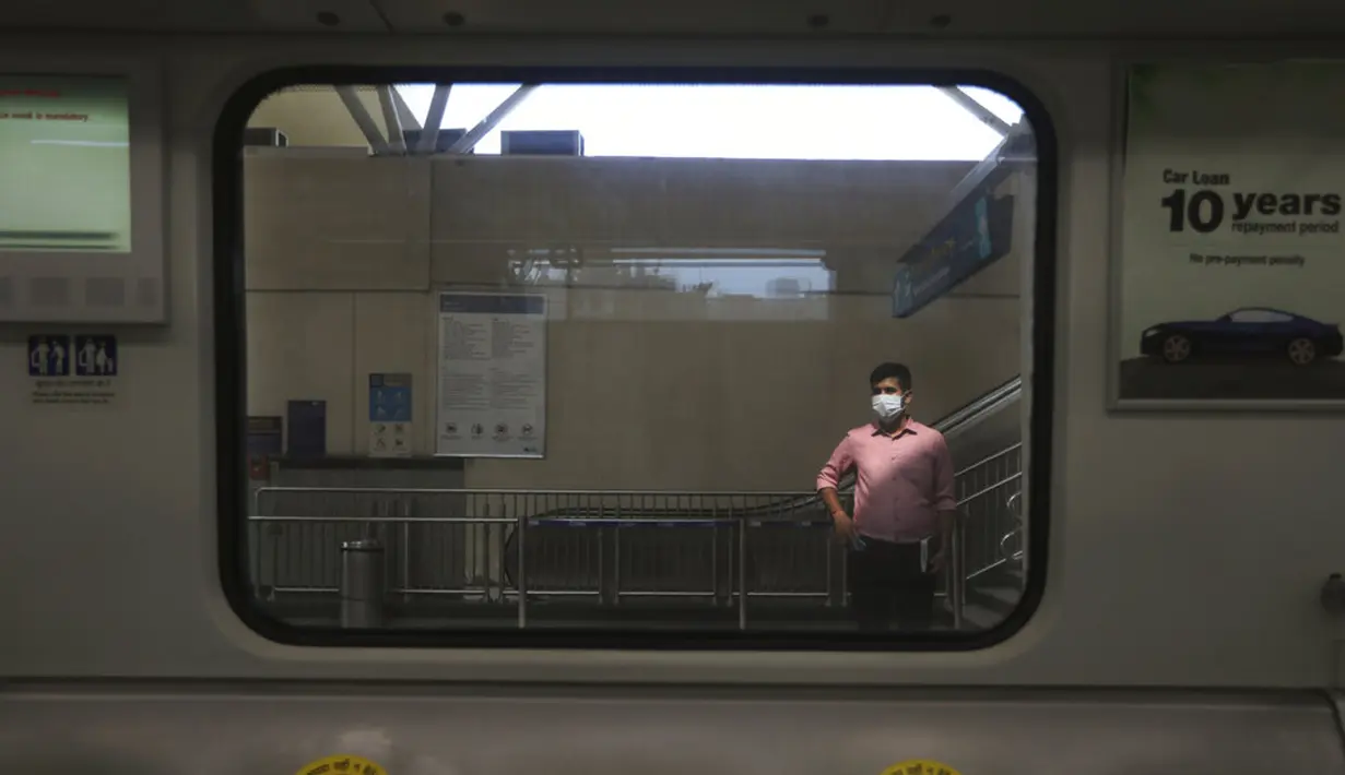 Seorang komuter menunggu kereta metro cepat berikutnya di sebuah stasiun di Gurugram, New Delhi, India, Senin (7/9/2020). Total kasus COVID-19 di India kini tercatat sudah melebihi 4,2 juta kasus. (AP Photo/Manish Swarup)
