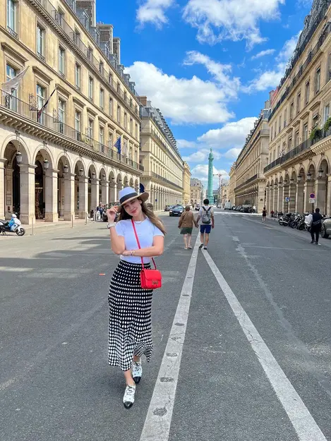 Luna Maya Liburan di Paris, Penampilannya Curi Perhatian