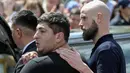 Keluarga dan kerabat menyambut kedatangan jenazah pesepak bola Nantes, Emiliano Sala, saat tiba di Club Atletico, Santa Fe, Sabtu (16/2). Emiliano Sala meninggal dunia setelah kecelakaan pesawat. (AFP/Juan Mabromata)