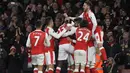 Para pemain Arsenal merayakan gol bunuh diri yang dilakukan bek Leicester, Robert Huth, pada laga Premier League di Stadion Emirates, London, Rabu (26/4/2017). Arsenal menang 1-0 atas Leicester. (AFP/Will Oliver)