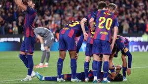 Penyerang Barcelona asal Spanyol bernomor punggung 07, Ferran Torres (kiri), meminta pergantian pemain saat penyerang Barcelona bernomor punggung 10, Lamine Yamal, tergeletak di tanah setelah mengalami cedera selama pertandingan Liga Spanyol antara FC Barcelona dan RC Celta de Vigo di stadion Camp Nou di Barcelona pada 23 April 2026. (Josep LAGO/AFP)