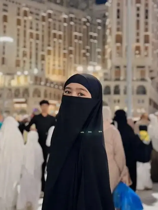 Febby Rastanty juga memutuskan umrah di penghujung 2023, ia tampil memesona dengan cadar dan abaya hitamnya. [@febbyrastanty]