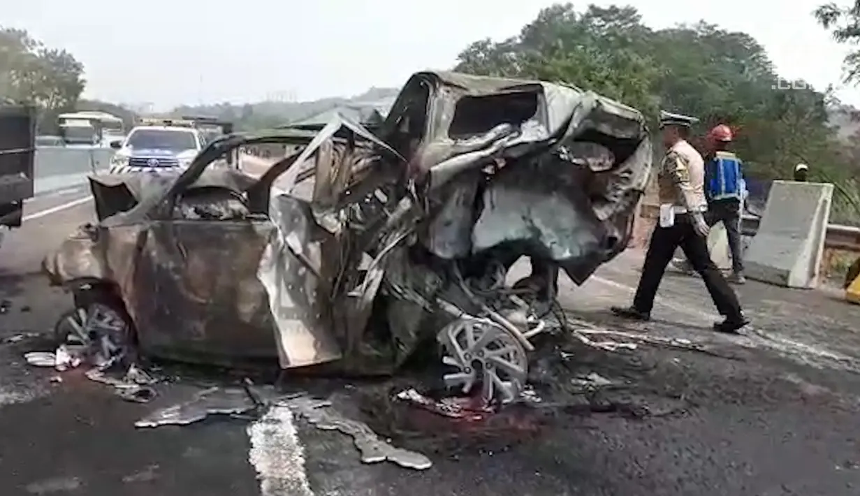 Kondisi kendaraan usai terlibat  kecelakaan maut di ruas Tol Cipularang Kilometer 92, Purwakarta, Jawa Barat, Senin (2/9/2019). Polisi melakukan rekayasa lalu lintas untuk mengatasi kemacetan akibat kecelakaan maut Cipularang. (Liputan6.com/Abramena)