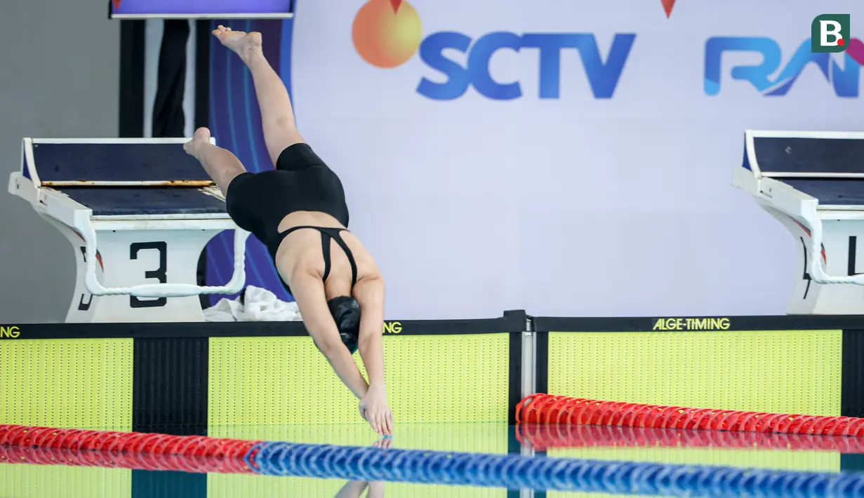 Selebritas Indonesia, Caitlin Halderman melakukan loncatan saat berkompetisi dalam cabang olahraga renang nomor gaya dada 50 meter putri Turnamen Olahraga Selebriti Indonesia (TOSI) Season 3 yang berlangsung di PPOP Ragunan, Jakarta Selatan, Sabtu (19/10/2024). (Bola.com/Bagaskara Lazuardi)