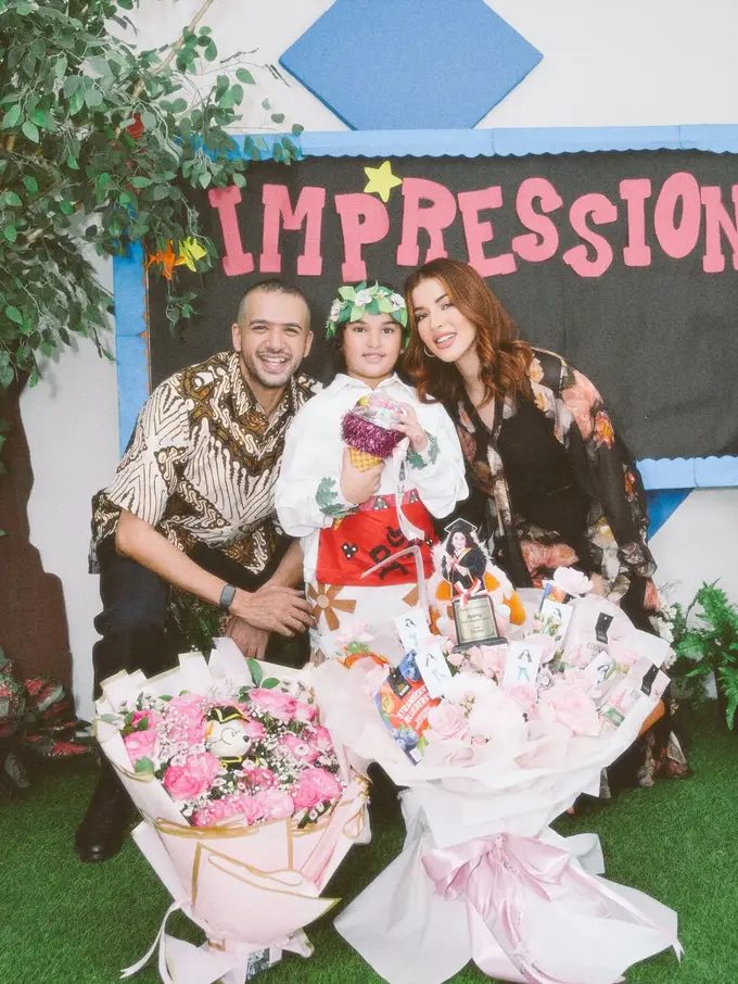Kompak dengan Mantan Suami, Tasya Farasya Tenteng Tas Hermes Rp500 Jutaan Saat Kelulusan Putri Pertama