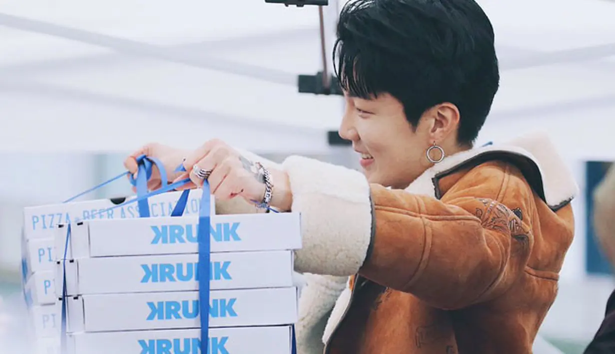 Saat acara fan signing di Sinchon, para penggemar WINNER rela hujan-hujanan demi acara tersebut. Namun siapa yang menyangka jika Lee Seung Hoon membawakan pizza untuk para penggemarnya. (Foto: kpopmap.com)