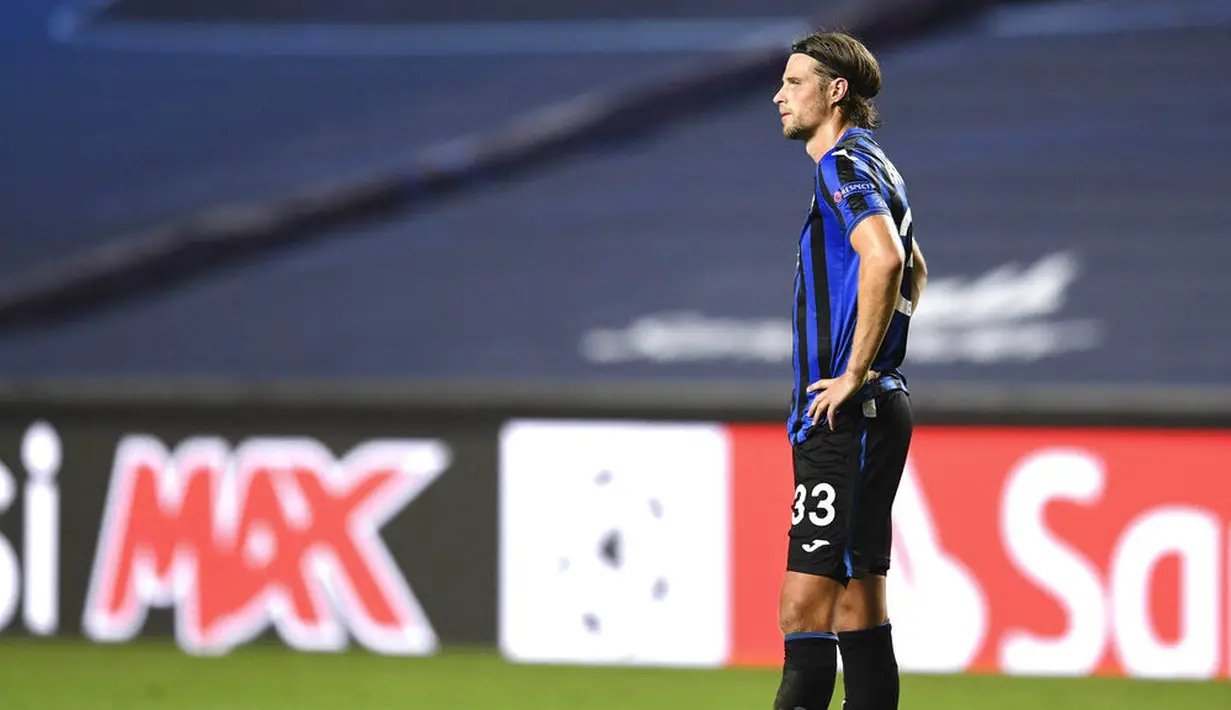 Pemain Atalanta, Hans Hateboer, tampak lesu usai ditaklukkan Paris Saint-Germain (PSG) pada laga perempat final Liga Champions di Stadion Da Luz, Rabu (12/8/2020). PSG menang 2-1 atas Atalanta. (David Ramos/Pool Photo via AP)