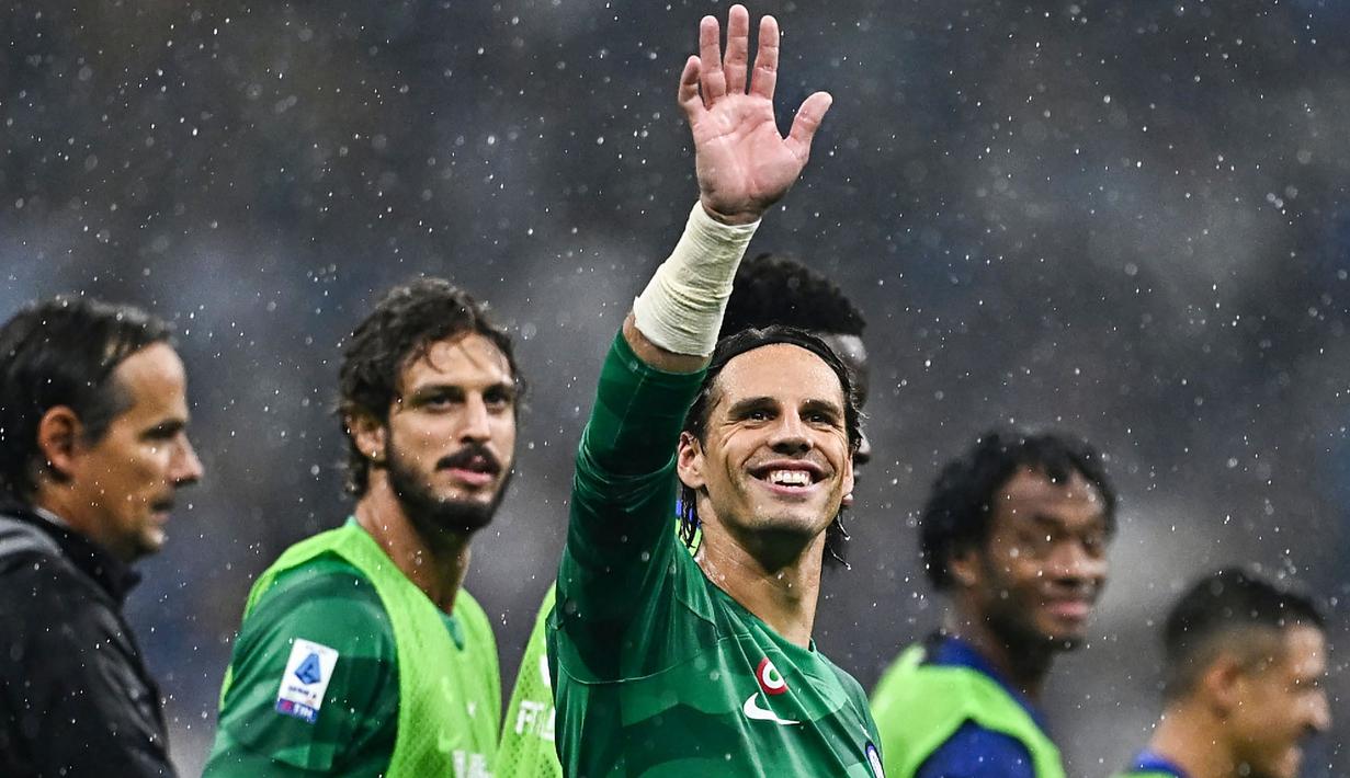 Lima kiper di Serie A Liga Italia musim 2023/2024 tercatat tak pernah absen dan selalu tampil penuh selama 90 menit hingga laga pekan ke-18. Meski tak semua mampu mengangkat performa timnya, namun dengan tak sekali pun absen membela timnya di kompetisi kasta tertinggi sepak bola Italia, hal tersebut tentu sudah menjadi suatu hal yang membanggakan. Berikut daftar kelima kiper tersebut. (AFP/Gabriel Bouys)