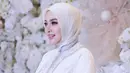 Syahrini tampil semakin cantik dengan padu padan hijab putih polos. [Foto: Instagram/princessyahrini]