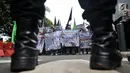 Massa yang tergabung dalam Gema Muslim Indonesia (GMI) membentangkan poster dan mengibarkan bendera Palestina saat berunjuk rasa di depan Kedutaan Besar Australia, Jakarta, Senin (26/11). (Liputan6.com/Iqbal S Nugroho)