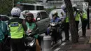 Polisi melakukan tindakan tilang kepada pengendara motor yang melanggar aturan jalur khusus sepeda motor di Jalan MH Thamrin-Medan Merdeka Barat, Jakarta Pusat, Kamis (8/2). (Liputan6.com/Arya Manggala)